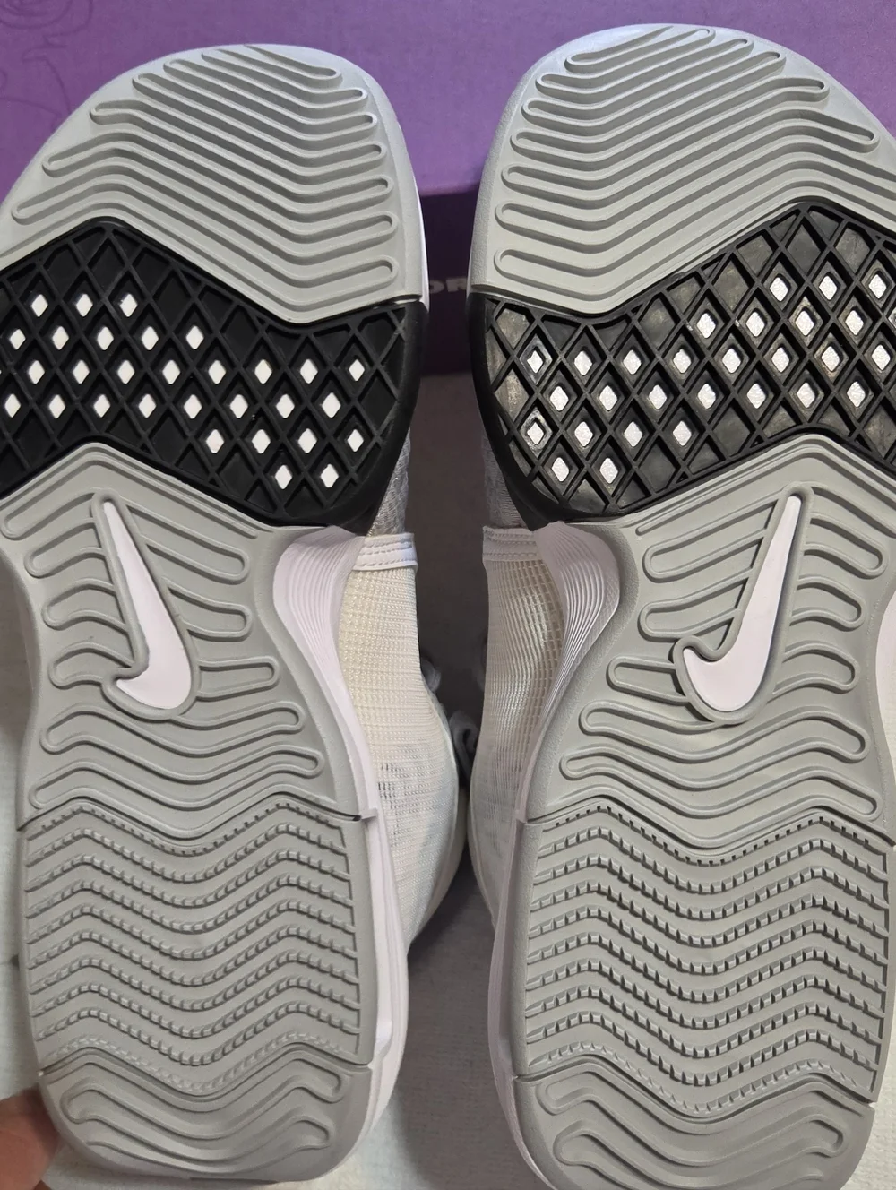 Nike Lebron Witness VIII Lion Crests Light Gray Sneakers 7 Men Or 8.5 Women. NEW